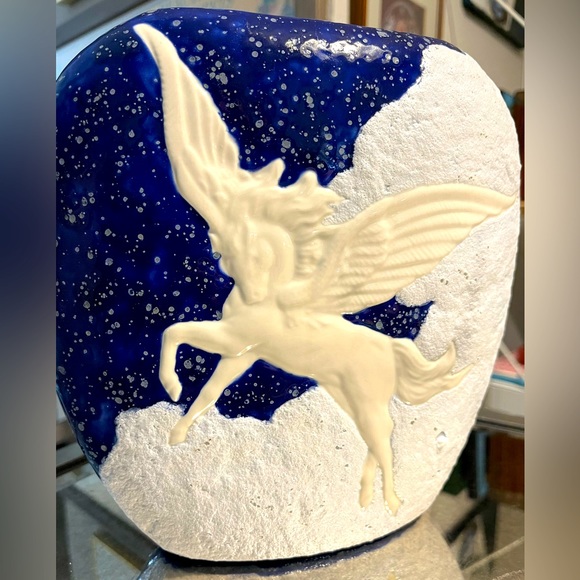 💙Vintage Pegasus Horse Fantasy Blue White Creme Ceramic Glazed Vase Native💙 - Picture 5 of 8